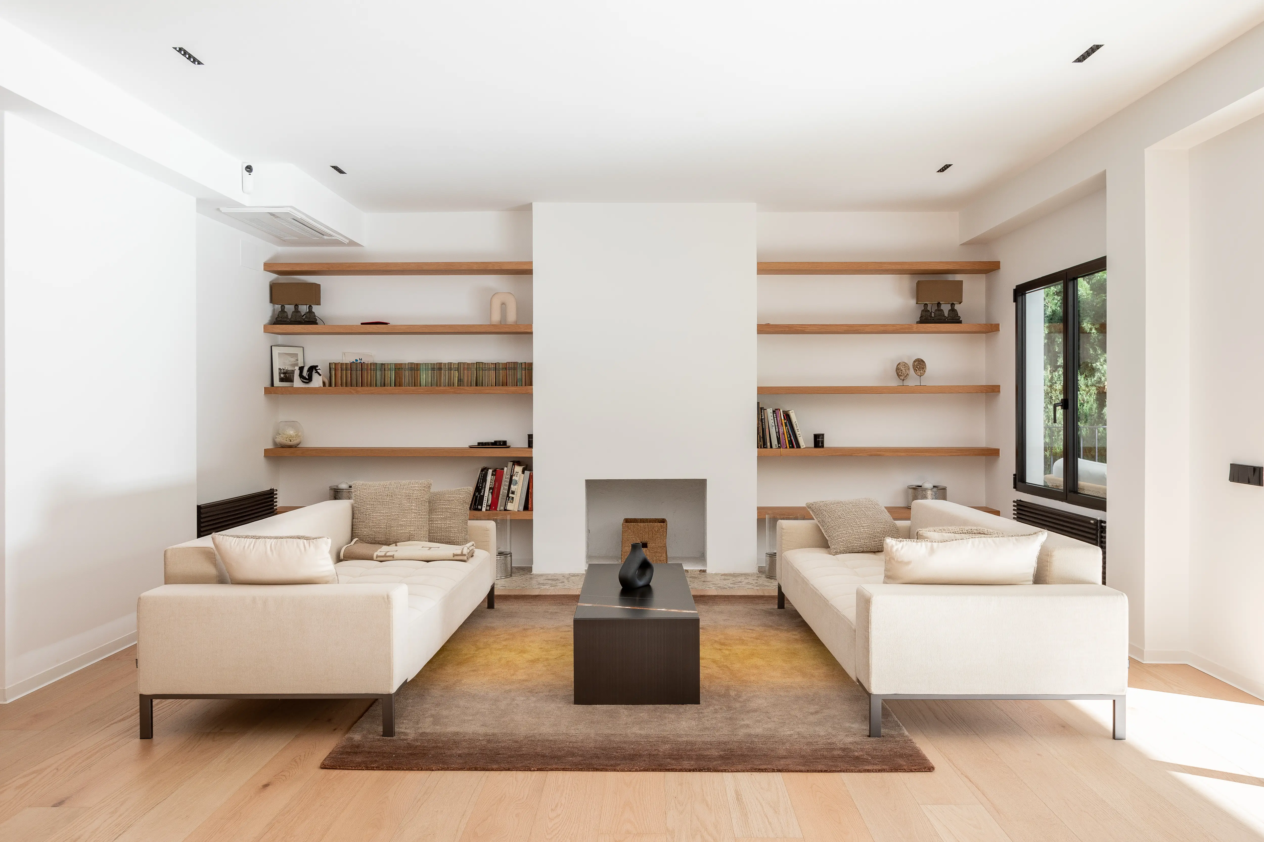 Home renovation in Valencia with refined living room materials and natural light