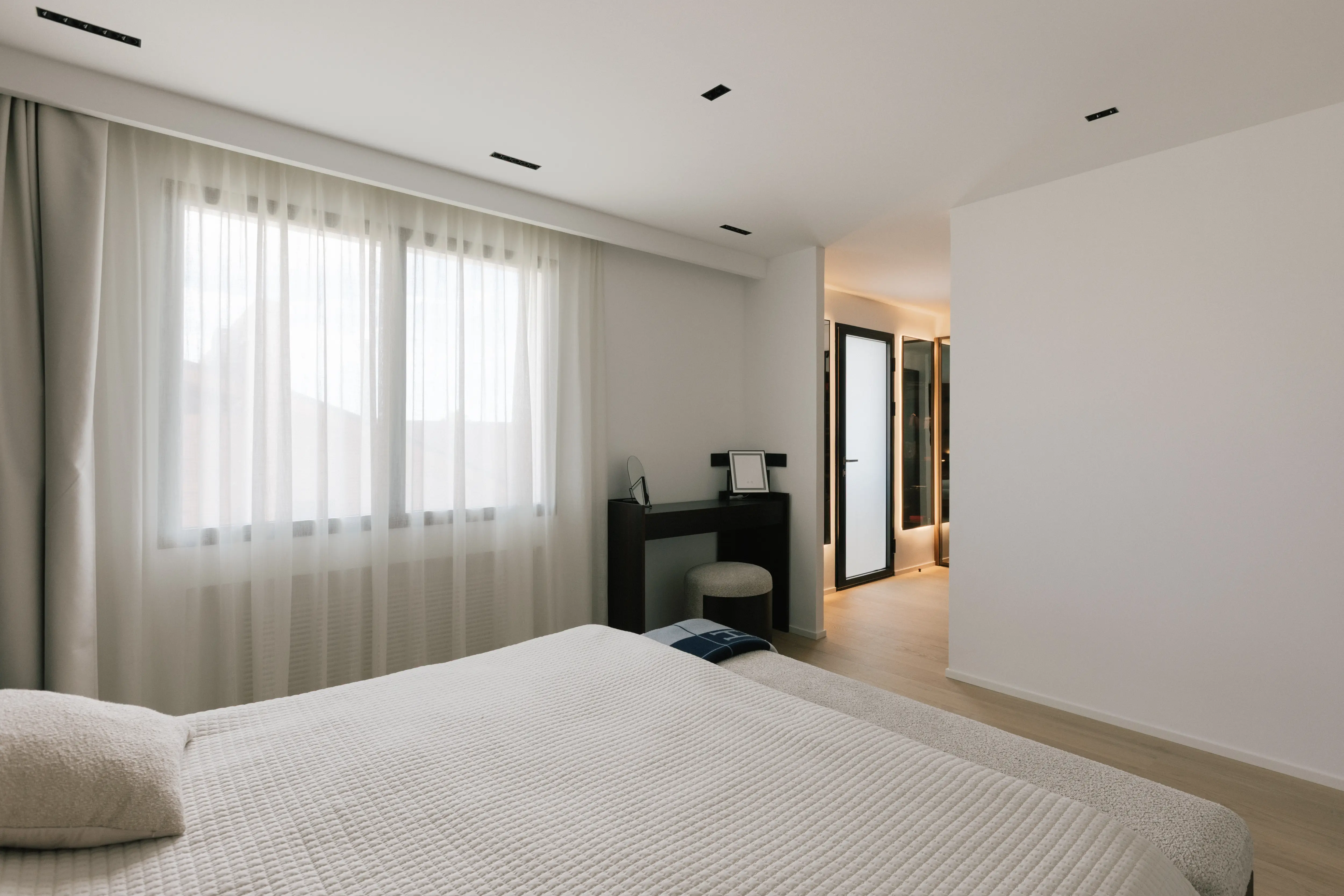 Finished bedroom interior design in renovated Campolivar Valencia home image 37