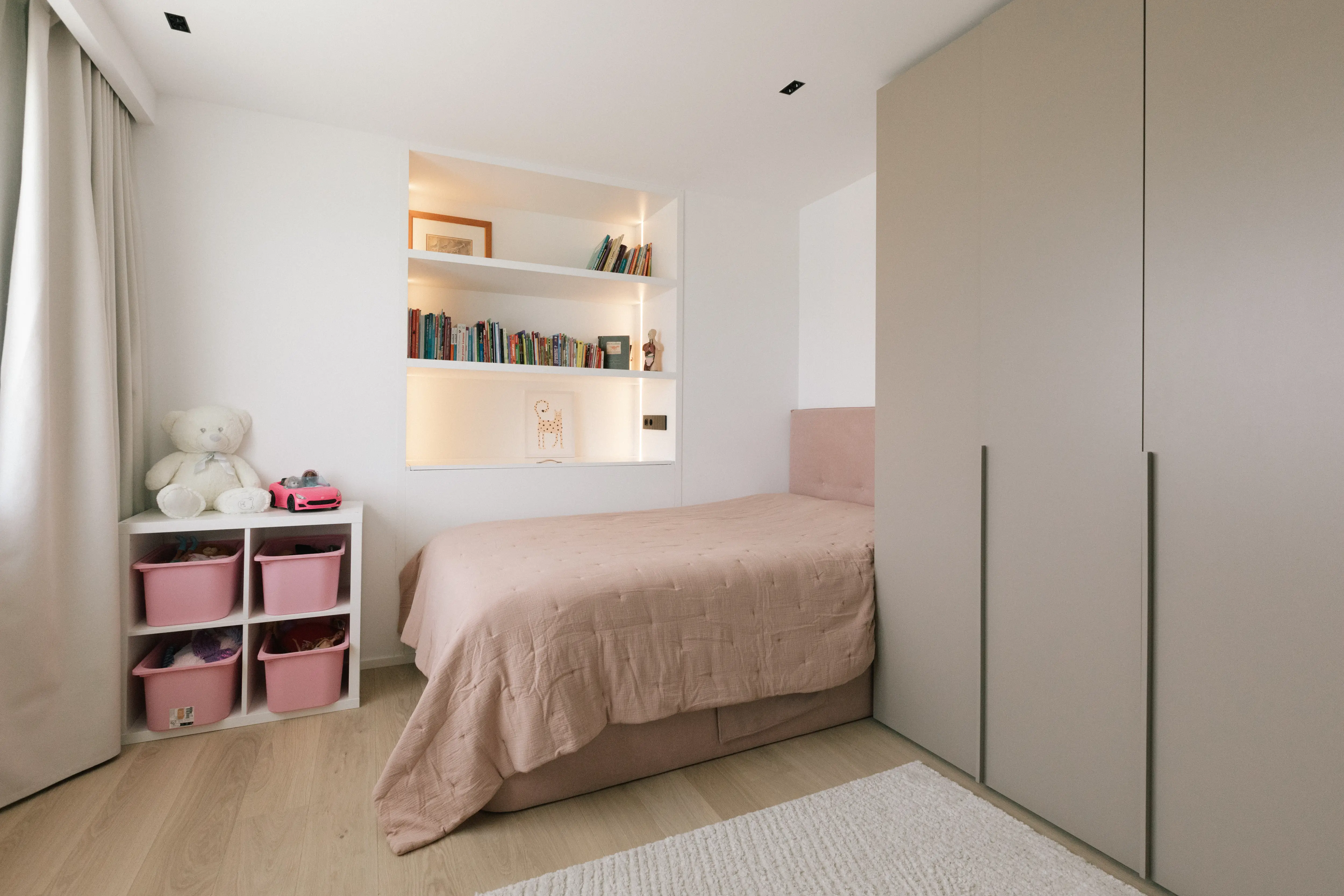 Finished bedroom interior design in renovated Campolivar Valencia home image 47