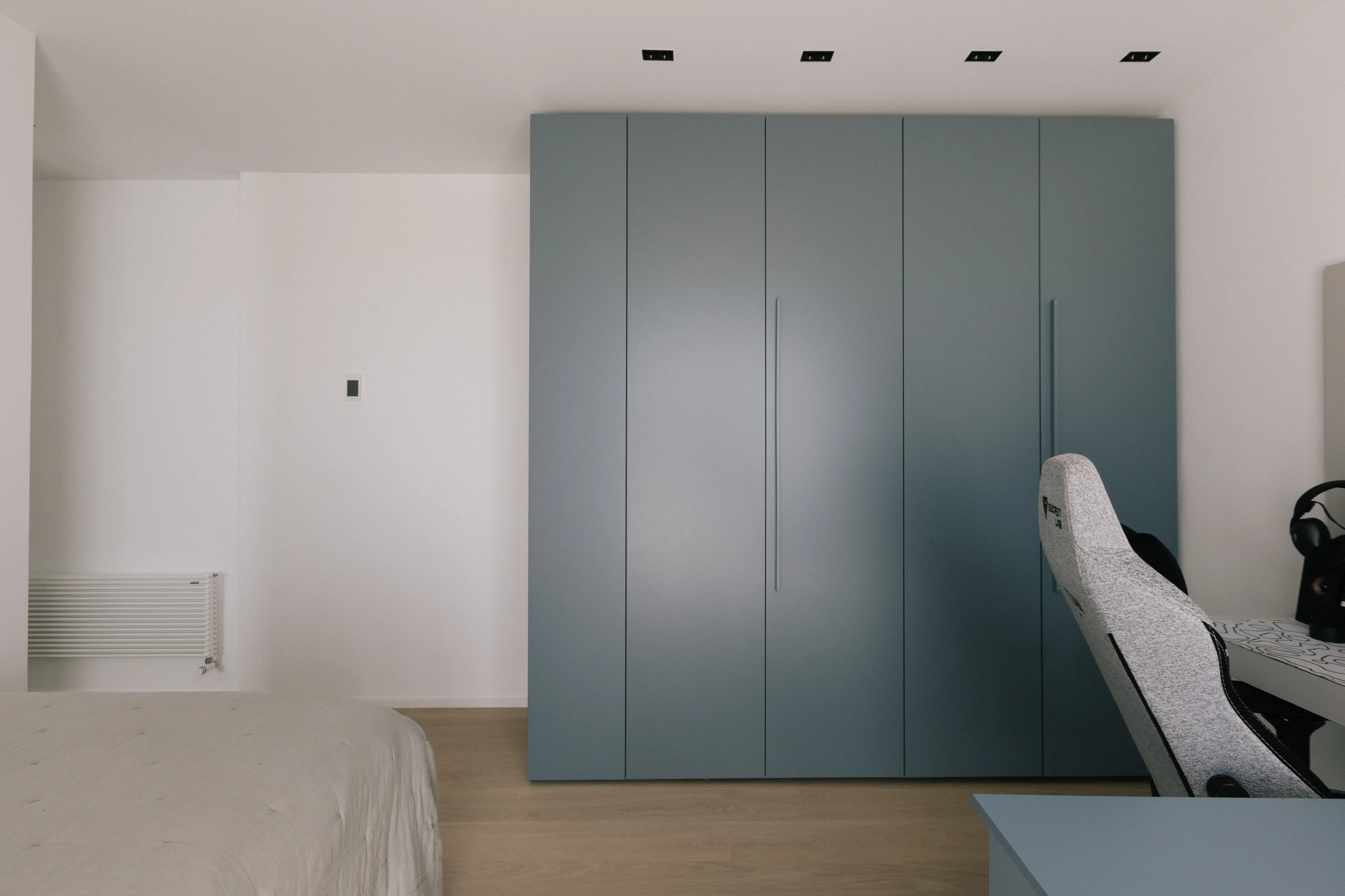 Finished bedroom interior design in renovated Campolivar Valencia home image 55