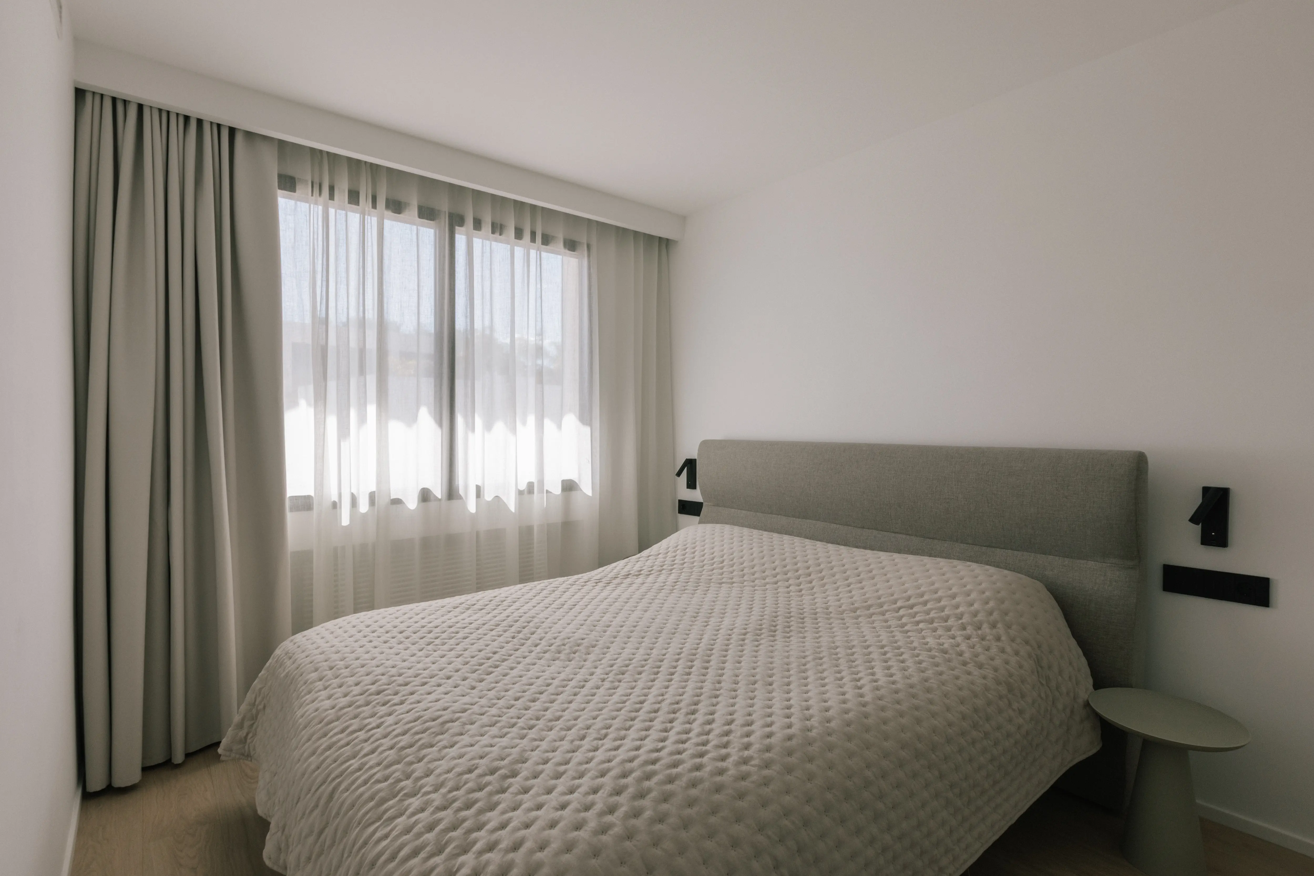 Finished bedroom interior design in renovated Campolivar Valencia home image 61